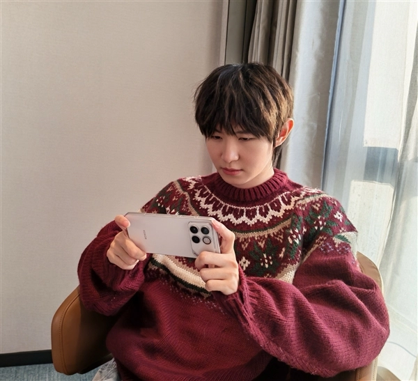 荣耀WIN真机首次亮相！横向大矩阵Deco设计与主动散热风扇十分吸睛