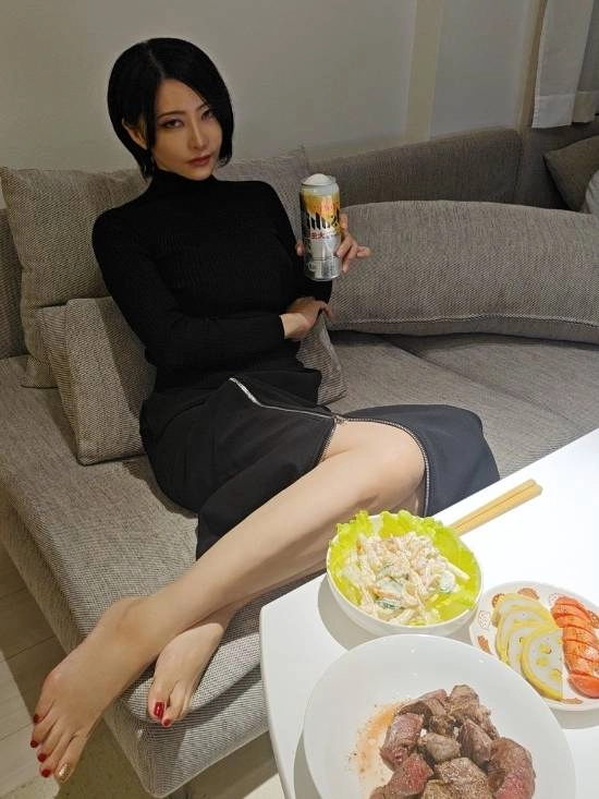 因cos艾达王爆火的48岁大姐姐，连家居服造型都和王阿姨高度相似