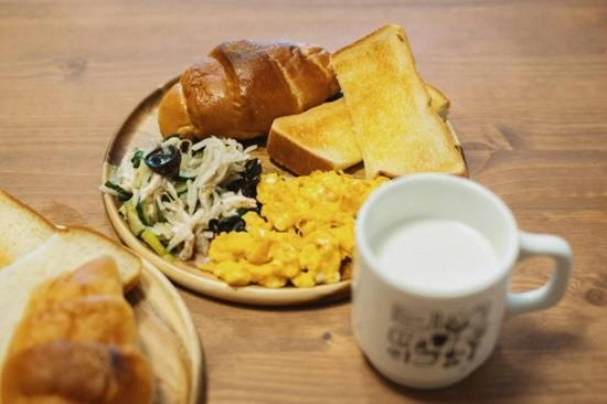 蜜雪冰城就7.9元早餐套餐遭消费者吐槽价格偏高作出回应，目前暂未接到降价相关通知