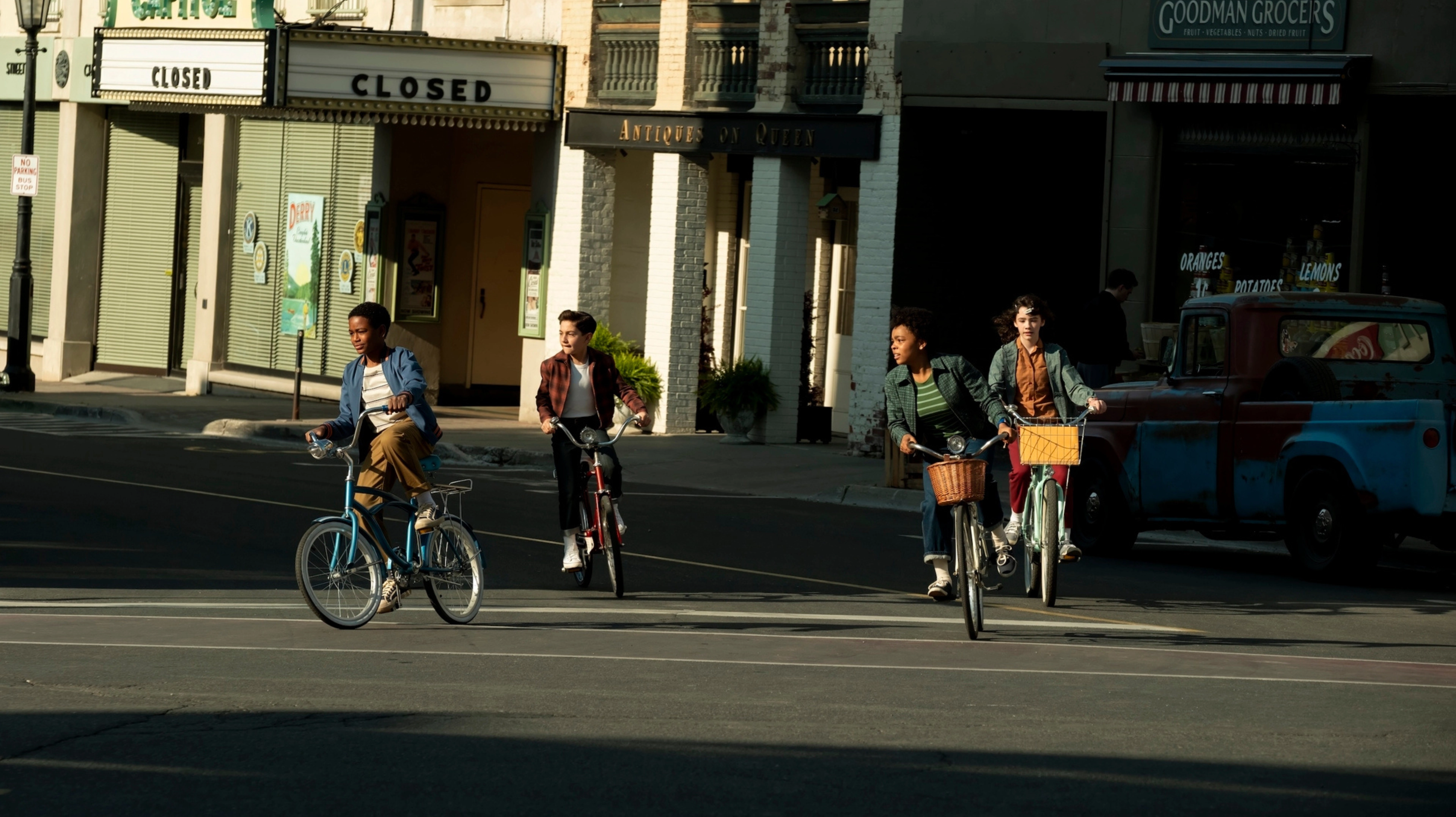 《它：欢迎来到德里》复刻了《怪奇物语》第一季的独特魅力