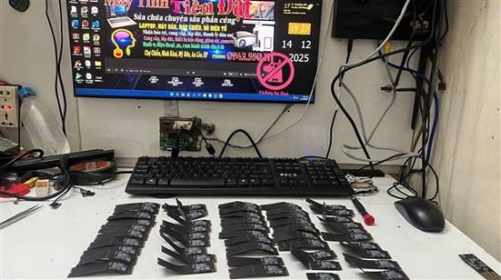 调皮孩子把爸爸价值1亿越南盾的50块三星M.2固态硬盘掰断了