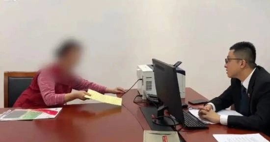 上海阿姨私吞六兄妹共有的拆迁补偿款，竟日躺在百万现金堆上入眠