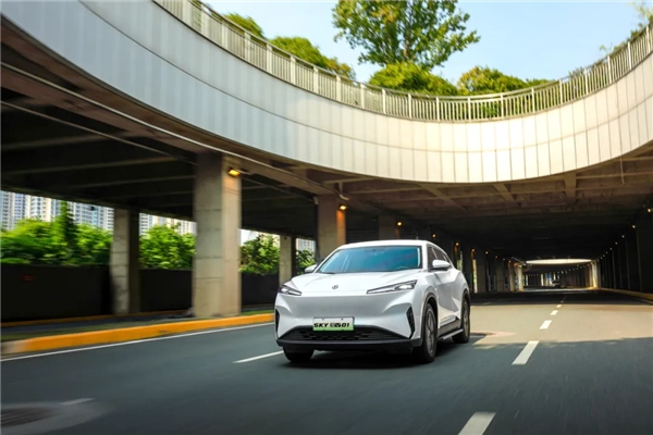 告别GPS依赖困境！全球首款独立北斗量产车型风神SKYEV01完成交付