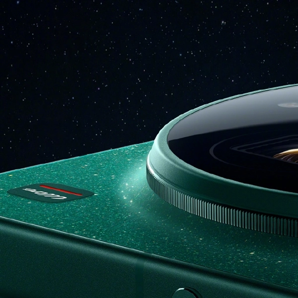 小米17 Ultra星空绿外观细节揭晓：超大R角2D直屏加持，堪称小米最惊艳最薄的Ultra！