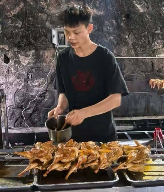 烤鸡少年坦承使用肉宝王进行调味：该调料属合法产品，其本人已配合相关抽检工作