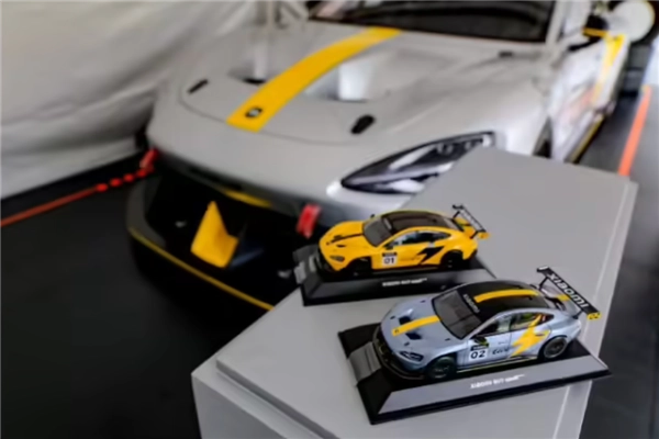 小米给员工发放YU7定制车模，专属印刻名字和工号，这波仪式感简直满分