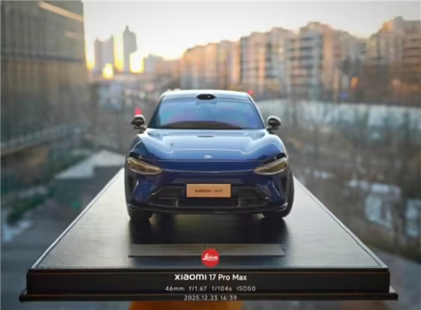 小米给员工发放YU7定制车模，专属印刻名字和工号，这波仪式感简直满分