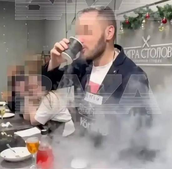 俄罗斯男子在派对饮用液氮鸡尾酒，胃部瞬间炸裂当场倒地