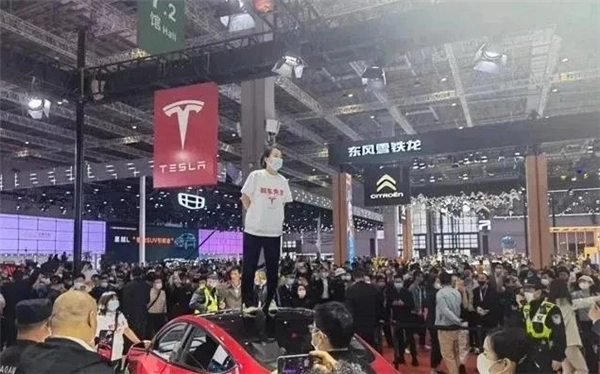 特斯拉申请限制消费车顶维权女车主：该限消令已生效