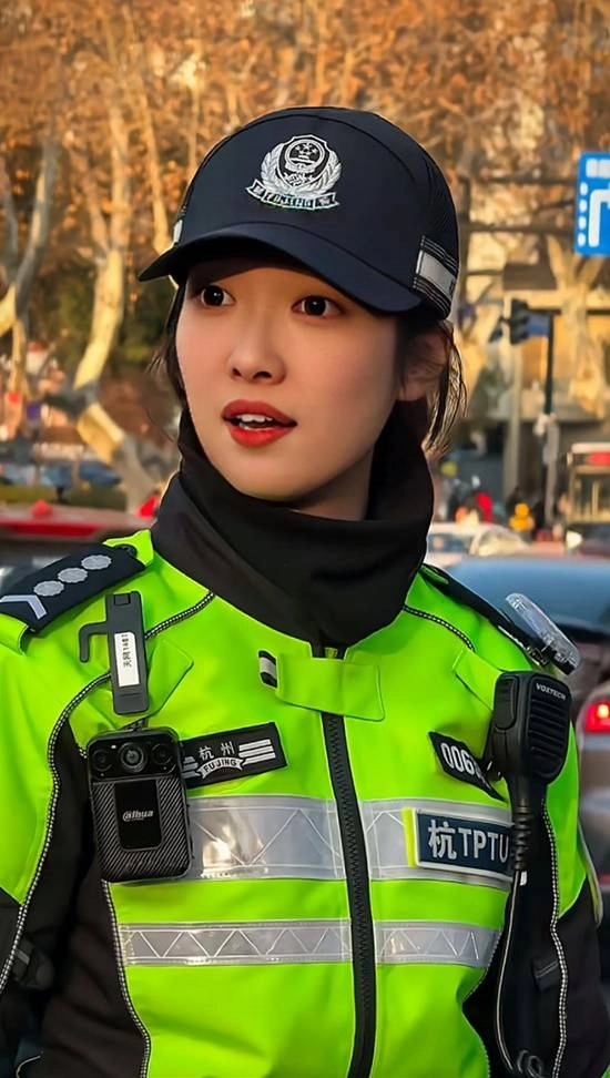 90后姑娘因“兔子警官”称号走红本人回应作秀质疑