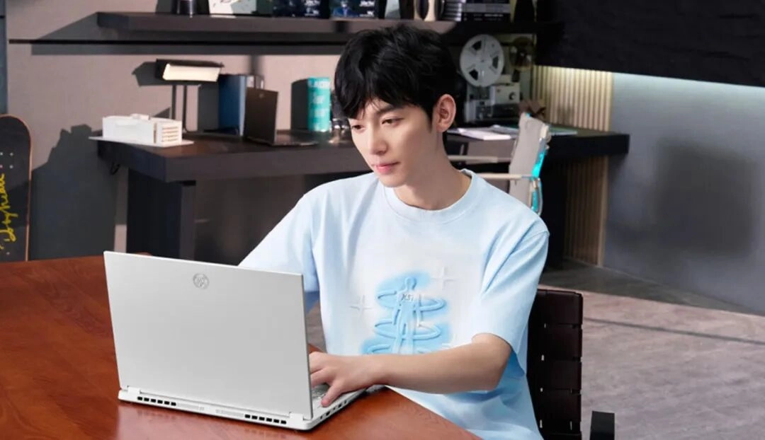 华硕天选Air的双面美学:优雅外观与狂暴性能的完美融合