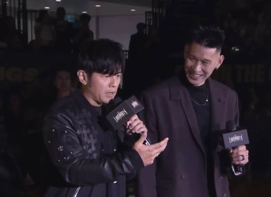周杰伦出席林书豪球衣退役仪式现场送上祝福