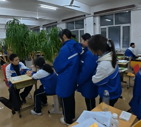 高三男生课余钻研中医，同学纷纷排队让他把脉，称感觉和医院医生诊断得差不多