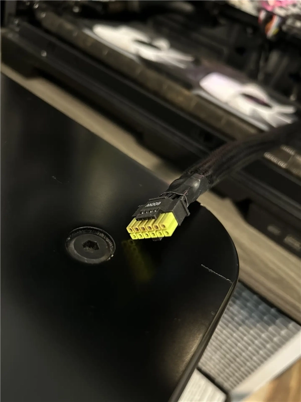 RTX5090改装功率拉到1350W险遭烧毁！华擎温度传感器及时救场