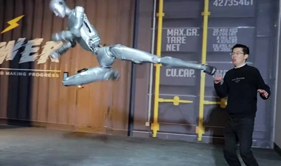 宇树机器人空中回旋踢西瓜网友感慨:终结者快照进现实了