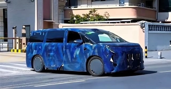 腾势D9L谍照曝光：拥有5.4米超长车身，纯电续航可达300km以上