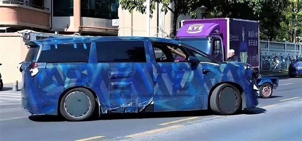 腾势D9L谍照曝光：拥有5.4米超长车身，纯电续航可达300km以上