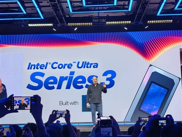 Intel酷睿Ultra300系列CPU重磅发布：27小时x86续航神话，游戏性能劲升77%