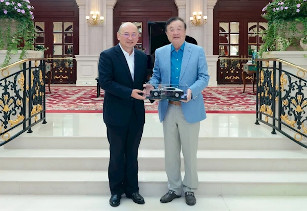 江汽集团董事长项兴初与任正非会面，并赠送尊界S800车模