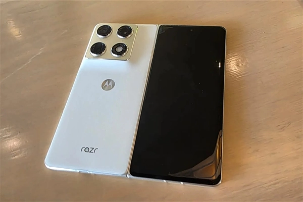 moto首款大折叠屏手机亮相CES！它就是motoRazrFold