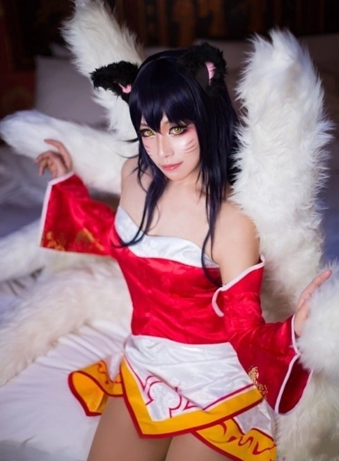 韩国姑娘COS《英雄联盟》阿狸魅力难挡