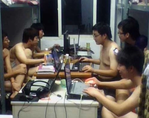 大学里的宅男宅女若因沉迷游戏而长时间待在宿舍不出门，将会受到相应处罚。