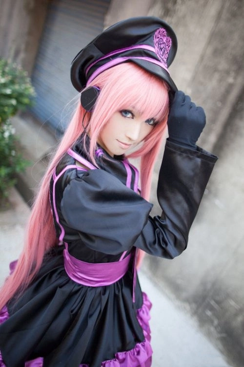 宅家的小伙伴们注意啦！一大群cos成女警的人正朝这边赶来