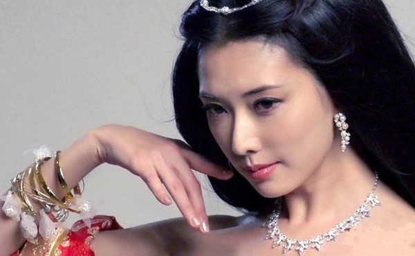 林志玲为《大唐无双2》性感代言，一双长腿魅力难挡