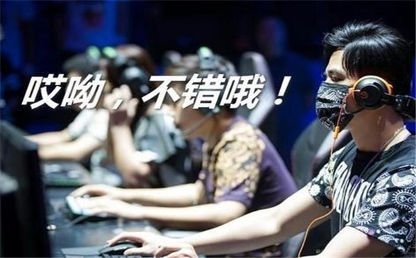 玩《英雄联盟》时匹配到周杰伦，操作太菜遭队友吐槽！
