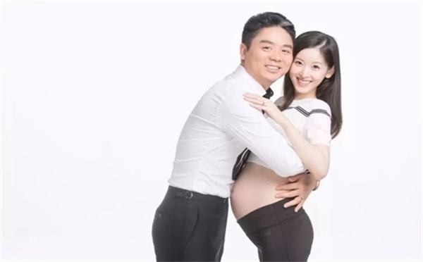 奶茶妹妹孕照写真：紧拥强东尽显甜蜜恩爱