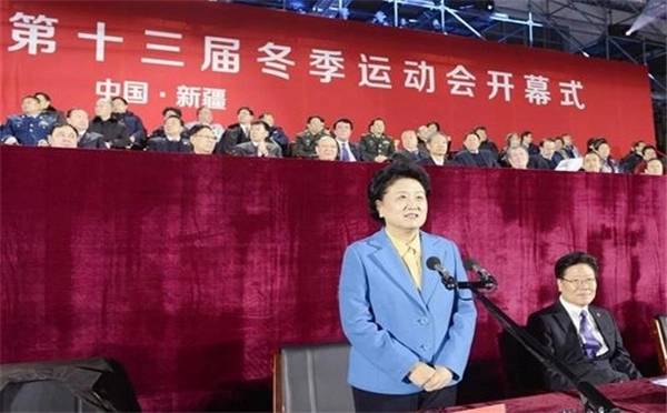 央视记者在冬运会安检处情绪失控并引发冲突