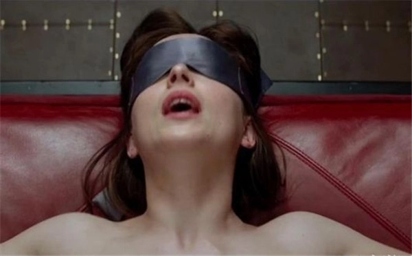 《五十度灰》续篇《五十度黑》剧照流出女主角遭遇上司性侵危机