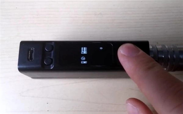 奇葩玩家竟在电子烟上玩《像素鸟》这操作简直是神马浮云