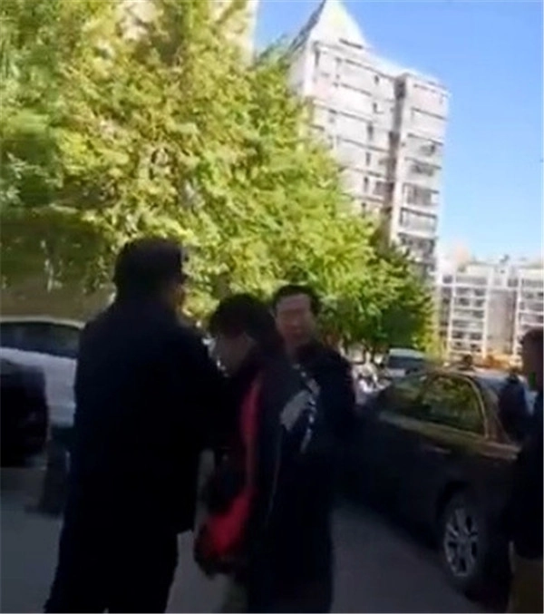 顺丰快递员遭中年男子六次掌掴后涉事男子玩起了失踪