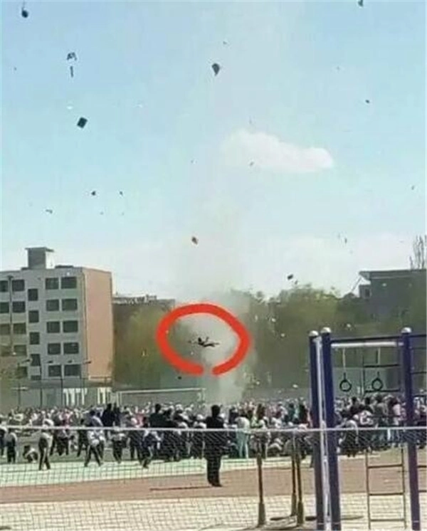 龙卷风猛烈袭来一小学生被卷到高空的现场视频