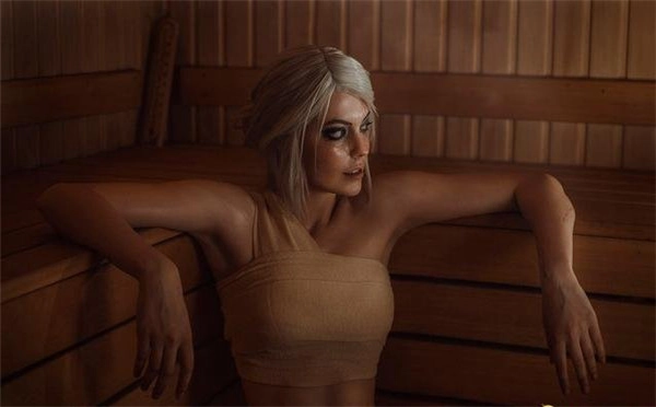 国外美女Cos《巫师3》中洗澡场景的Ciri，模样美艳动人