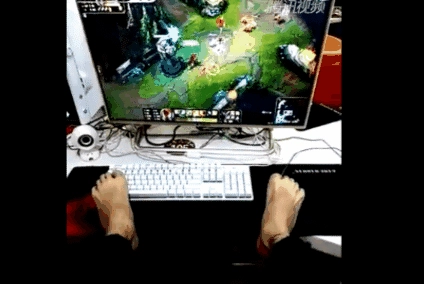 牛啊我的哥！男子用双脚操作LOL盲僧