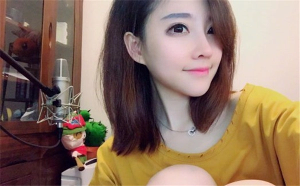女主播冯提莫在微博发布自拍，所戴手表价值18万引发关注