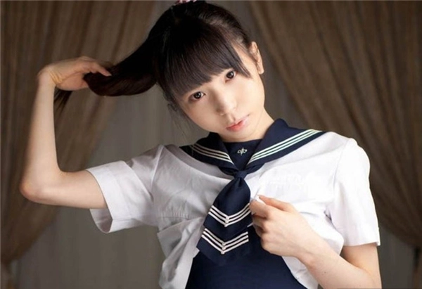 岛国艺人加茂碧唯的私房美照曝光，写真集中竟有袒胸露乳的画面！