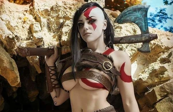 野性美女COS《战神4》奎爷惹火身材尽显霸气