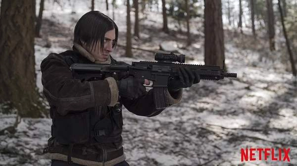 《生化危机》真人剧新剧照流出里昂中分头造型现身深山狩猎