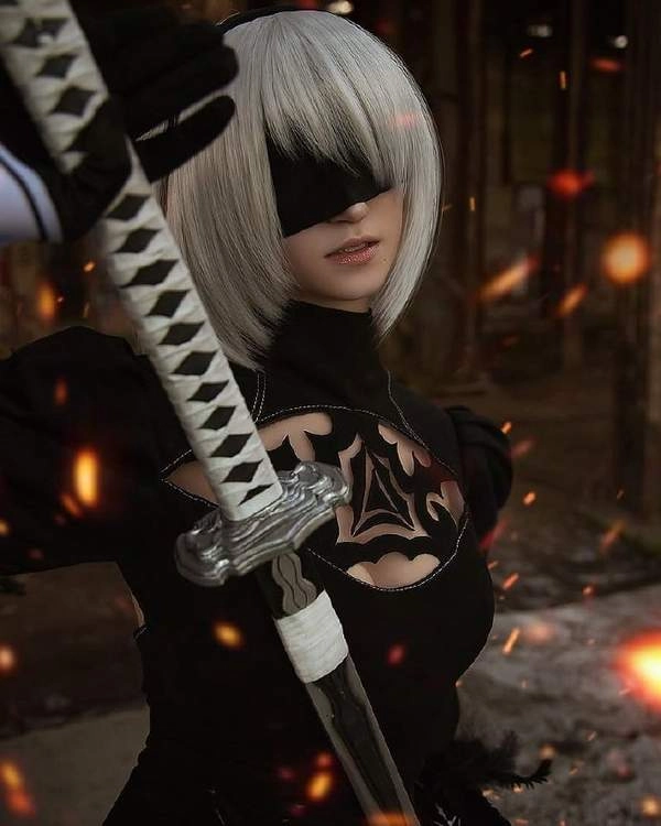 外国姑娘Cos《尼尔：机械纪元》2B角色红唇艳丽魅力十足