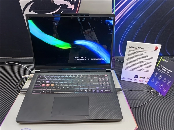 首款实现300W性能释放的游戏本诞生！微星泰坦16/MAX新品亮相，搭载满功耗RTX 5090显卡