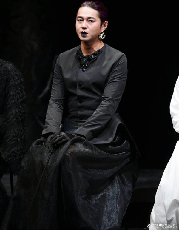 完全认不出这是东出昌大了：玫红色挑染的发型，搭配黑色长裙与暗黑系唇妆