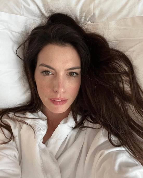 安妮海瑟薇推特自拍引恶搞！隔空喊话Grok：换衣服、变身猫女