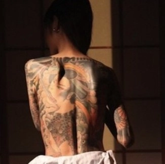 《如龙5》宣传片中身着西装、系着领带的僵尸们