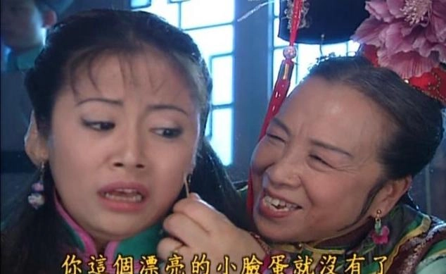 网友们热烈讨论《还珠格格》相关游戏里的“容嬷嬷”角色