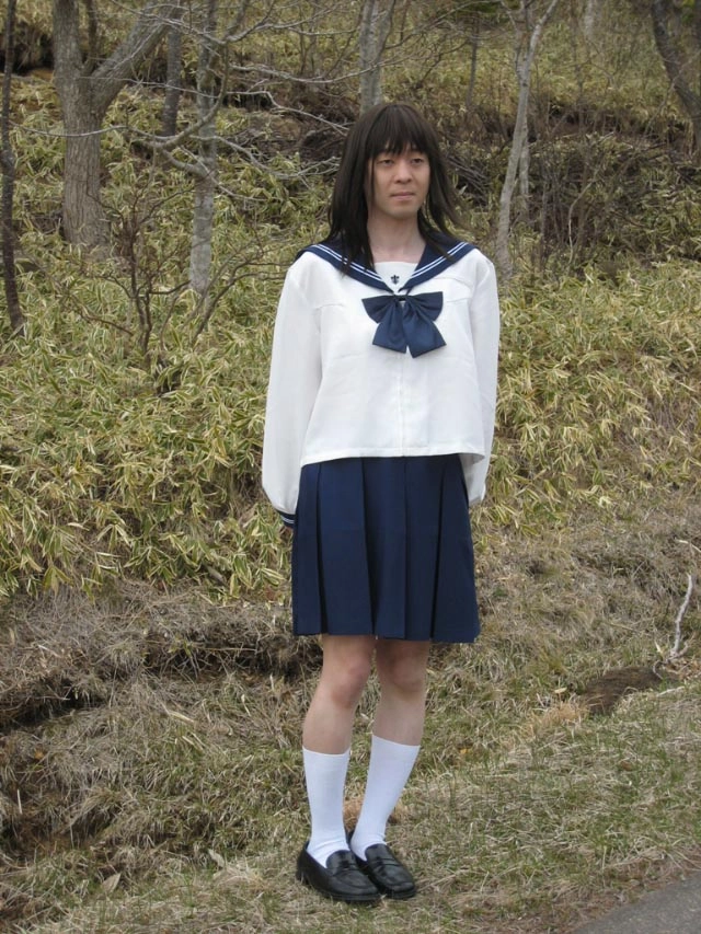 身着水手服的日本警察对女学生进行骚扰，这种行为实在是太变态了