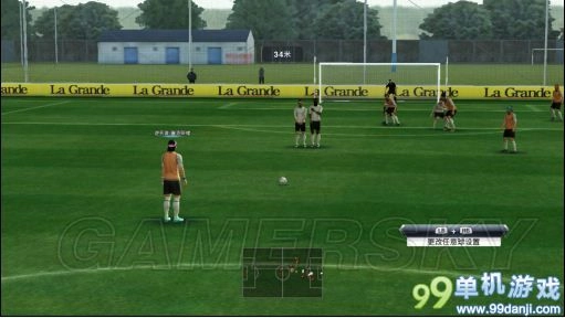 《实况足球2013》内脚腕外弧线射门技巧指南