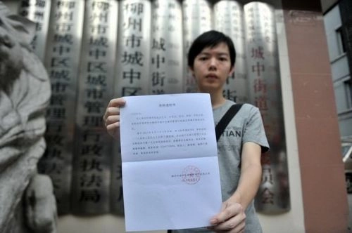 清华毕业生选择当城管，再不疯狂我们就老了